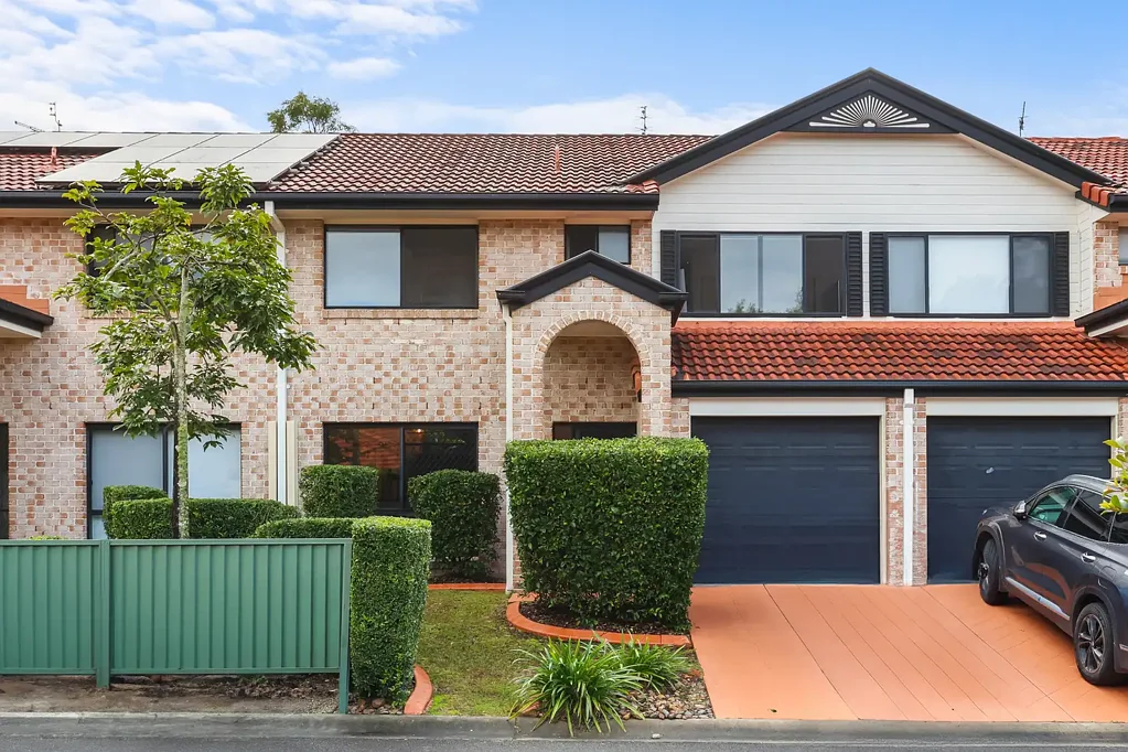 Pacific Pines 3Moenga Spacious Split-Level Living in the Sought-After Montebello Complex!