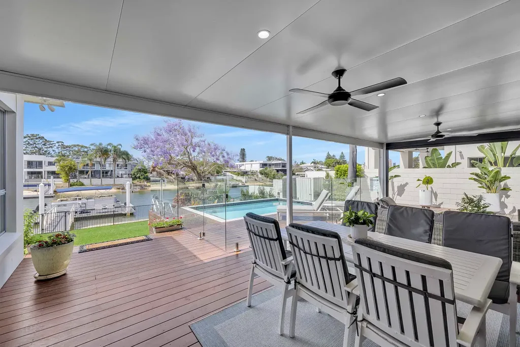Broadbeach Waters 3Zimmer Waterfront Living with a North-Facing Aspect and Room to Grow