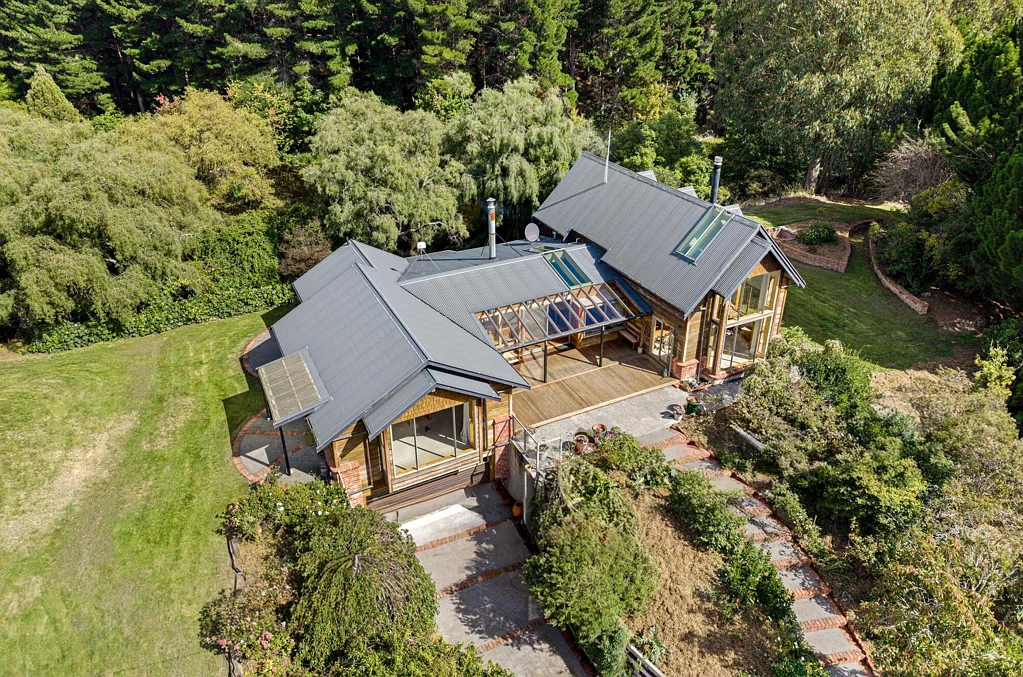 Taihape and Surrounds  Luxury home, lake, gardens & pines