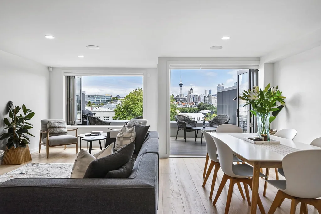 Luxury City-Fringe Living with Spectacular Skyline Views