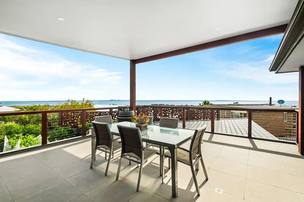 Portarlington 2 Slaapkamer Elevated Coastal Living with Sweeping Bay & CBD Skyline Views