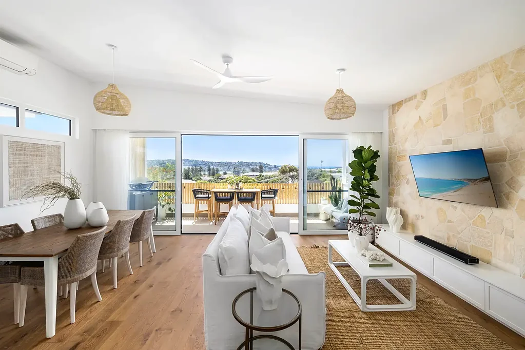 Dee Why 4房 Passive House标准设计 绿色认证材料 朝北全景海景 太阳能电池离网运行 开放式生活区延伸露台 Dual-level coastal retreat with panoramic ocean views. Award-winning design, move-in ready