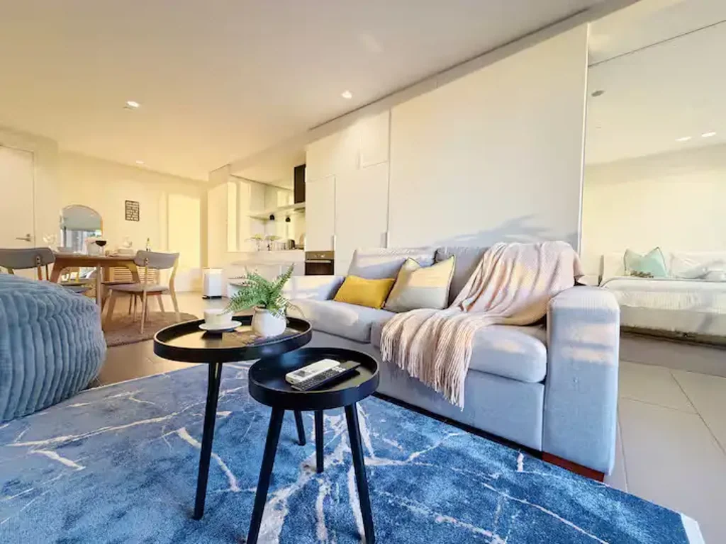 Furnished Luxury Apartment with Stunning Bay & City Views and Resort-Style Facilities!
