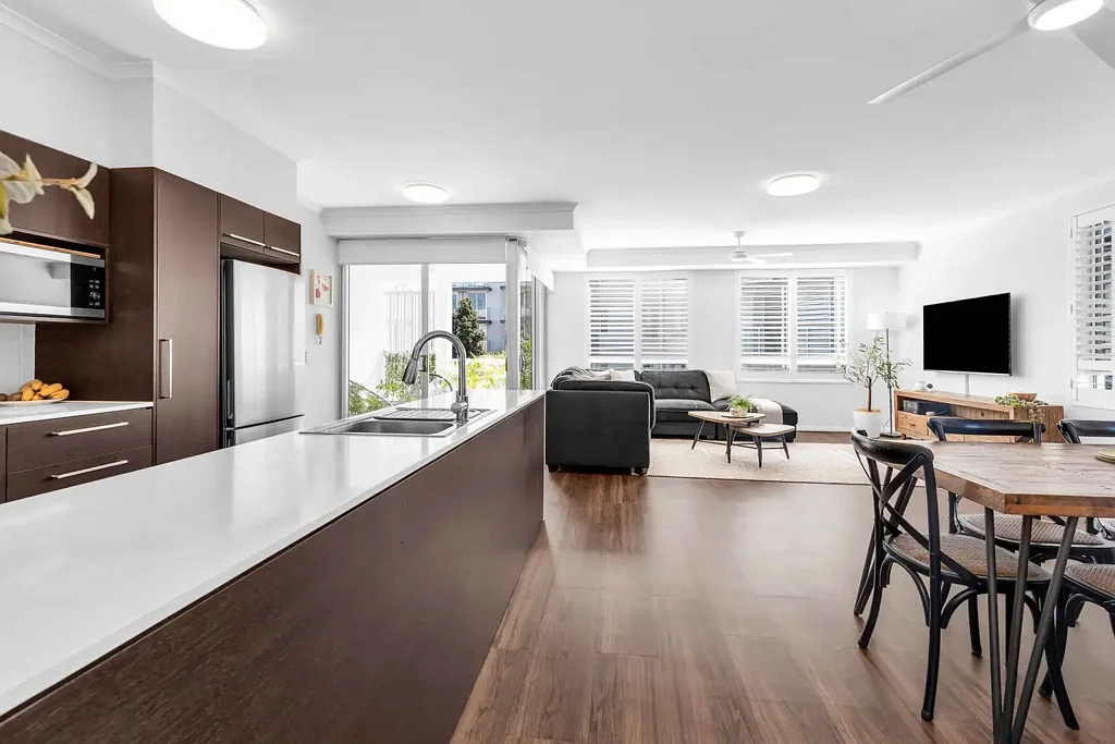 Burleigh Waters 2 Slaapkamer Modern Living, Prime Location, Outstanding Value!