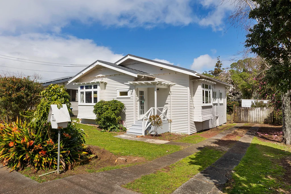Mount Albert 3房  Good bones. Big backyard. Your move.