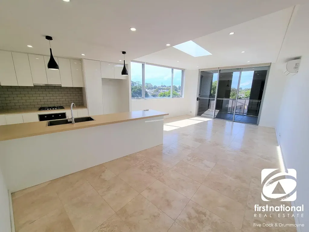 SPACIOUS, AS NEW 2 BEDROOM APARTMENT WITH 2 CAR SPACES
