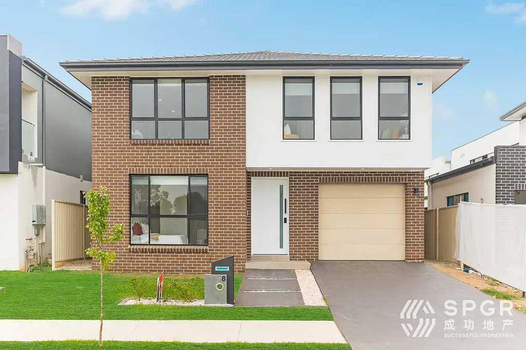 Near new double story house with golf course view for lease!