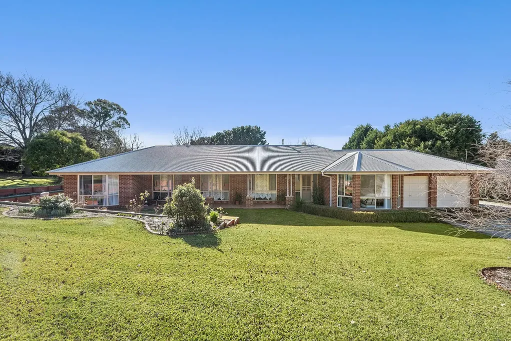 Moss Vale 4 Bedroom Spacious Family Living on 1 acre in Sought-After Tudor Park Estate
