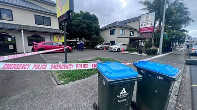 可怕！奥克兰中区发生血案！目击者：一男子连捅数人，有人面部严重割伤！