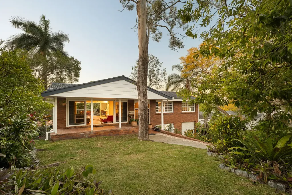 Kenmore 5 Slaapkamer Elevated Living, Expansive Views and Poolside Appeal