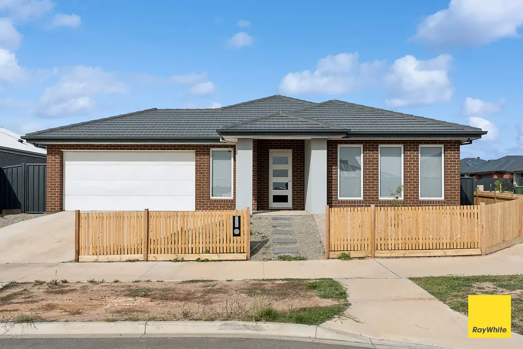 Huntly 4chambre Near-New Quality Home with Premium Finishes and Street Appeal