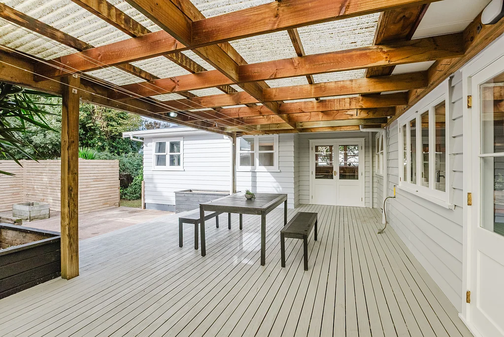 Paraparaumu Beach 4 Bedroom From Drab to Fab!