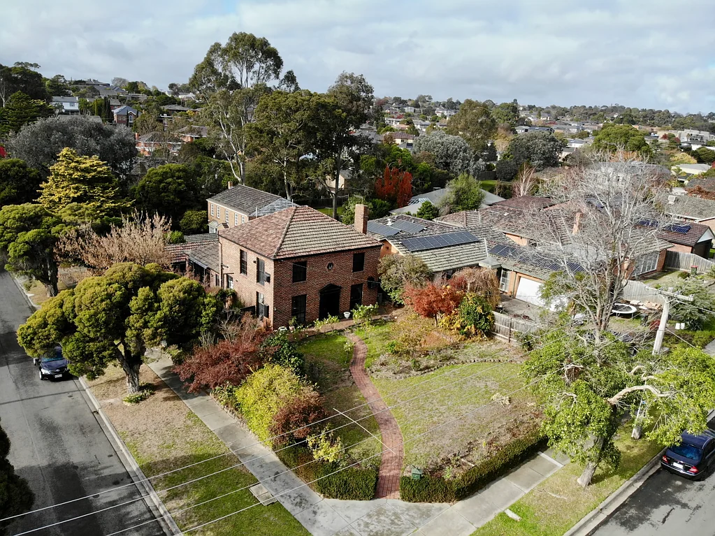 Balwyn North 4房 经典舒适 宽敞明亮 卧室带衣柜 起居餐饮区木地板 厨房采光充足 浴室全新 后院美景 770平方米土地 学区房 校区内商圈便利。 Timeless Home or Prime Development Opportunity in Balwyn North