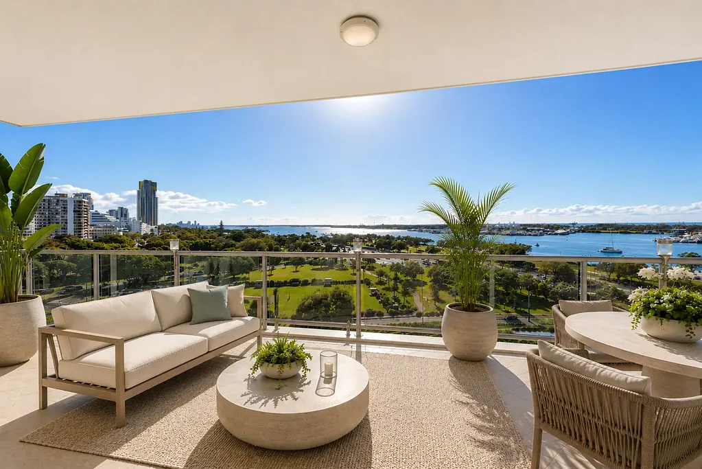 Southport 2غرفة نوم Sprawling Mid Floor Apartment With Stunning Outlook