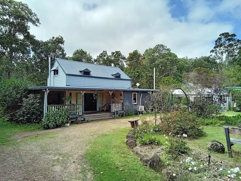 Millstream Vine Creek frontage, three dwellings and large shed.