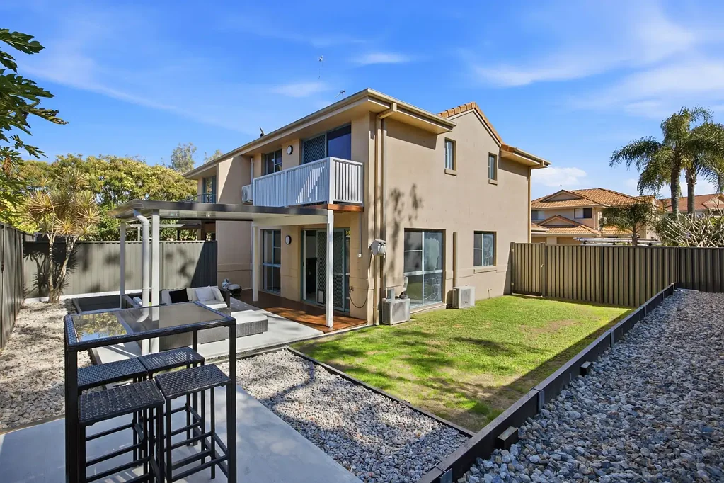 Parkwood 3Zimmer AFFORDABLE TOWNHOUSE WITH A BONUS …. HUGE SIDE ACCESS