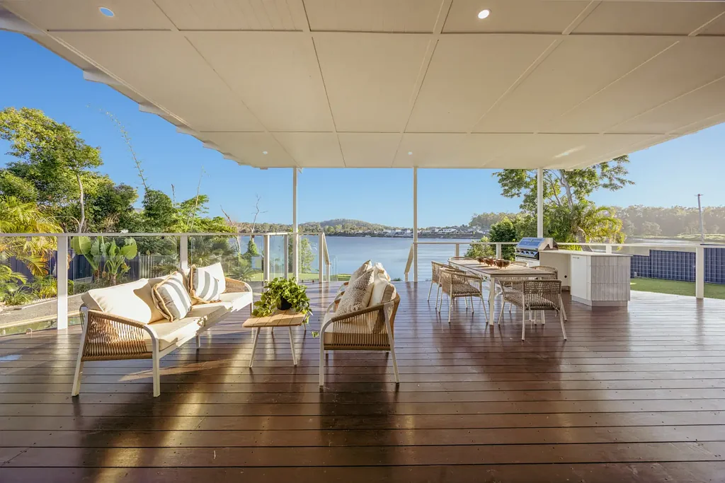 Upper Coomera 6房  Impressive Waterfront Estate !