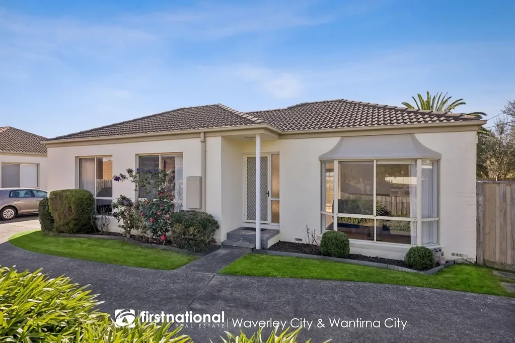Burwood East 2 Slaapkamer 100m to the Tram — Convenience Right at Your Doorstep
