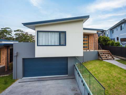 Merimbula 3 Bedroom Low on maintenance and high on style near top lake!