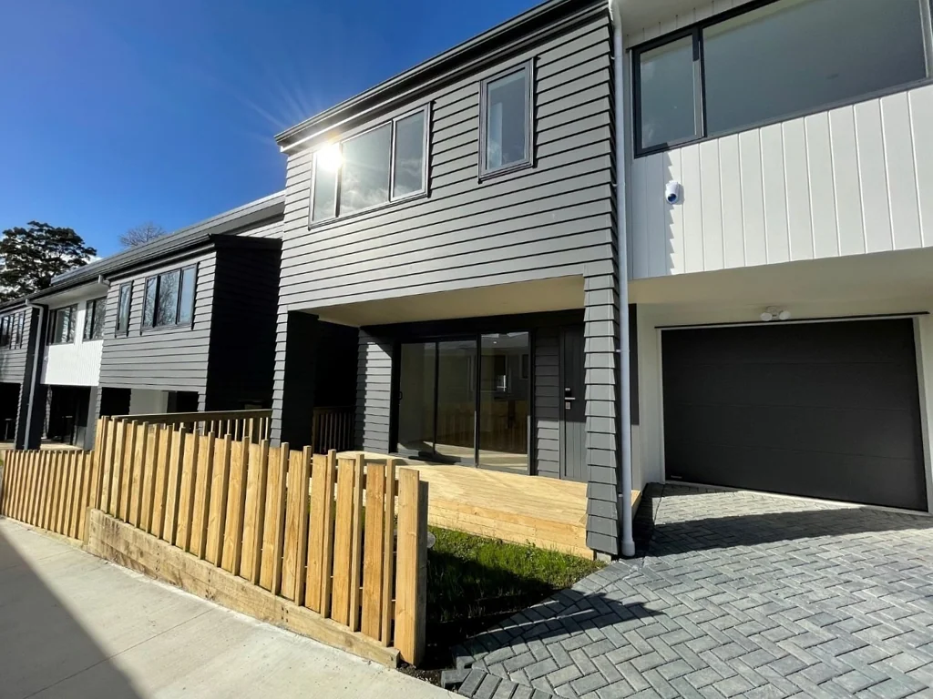 Convenient and neat three-bedroom townhouse