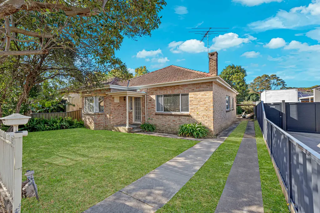 Renovated 4 bedroom home, border of Roselands
