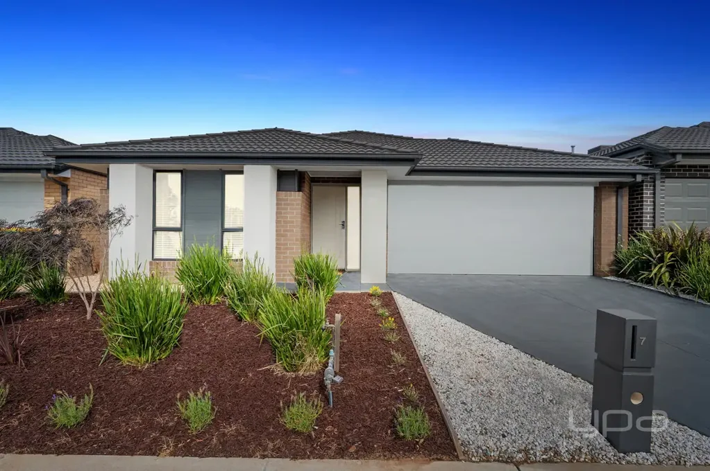 THIS HOME HAS IT ALL! 4 BEDROOM FAMILY HOME