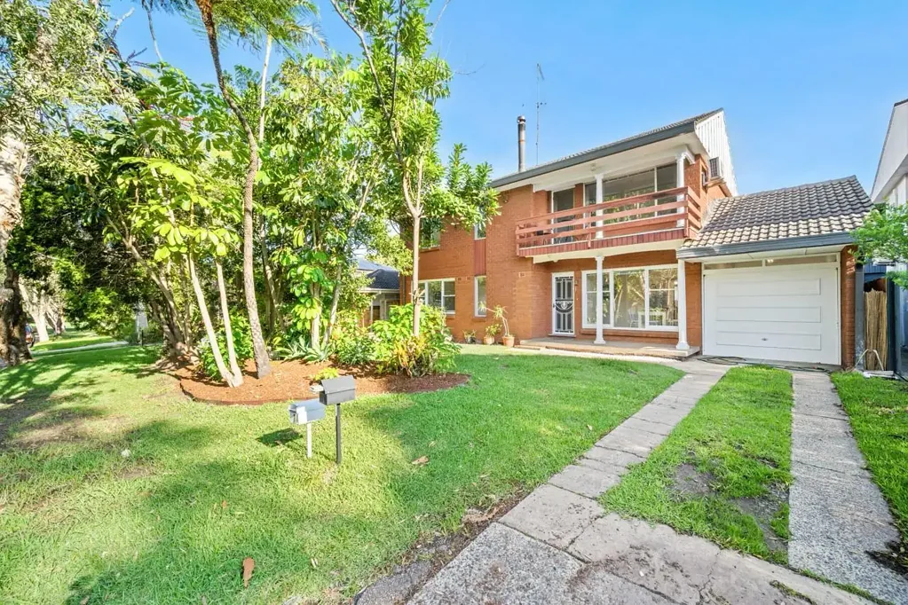Dee Why 7房 五卧家庭住宅 独立入口 granny flat 现代厨房 石质台面 死胡同安静 步行海滩 DUAL INCOME STREAMS IN A HIGH-DEMAND LOCATION!