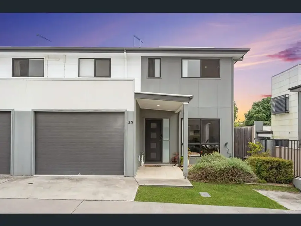 Spacious Townhouse with Huge Yard & Full Air Conditioning!