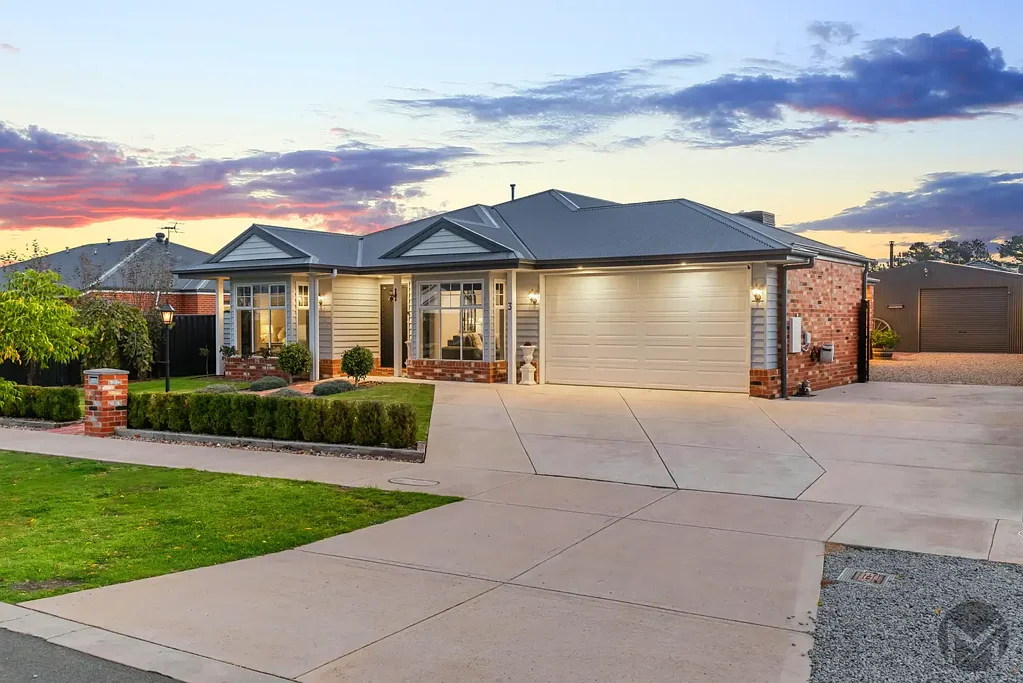 Romsey 4部屋 Impressive Family Home with Shed, Style & Space