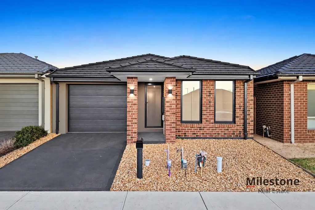 Clyde North 3房  Contemporary Family Living with Stylish Interiors & Covered Outdoor Entertaining- Clyde Springs Estate!