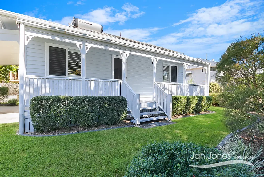 Woody Point 3 Bedroom Renovated Beachside Cottage -  Moments from the Water