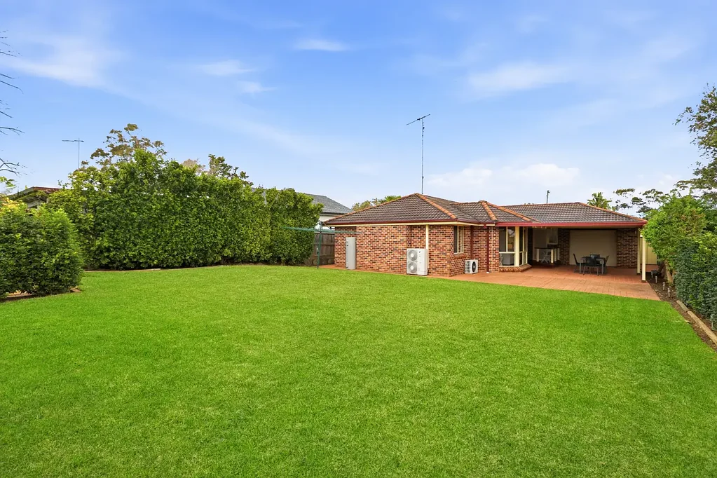 Riverstone 4房 单层华宅，带独立祖母房潜力 距离 Riverstone Public School 180米 Single Storey Beachwood Home with Granny Flat Potential
180m to Riverstone Public School