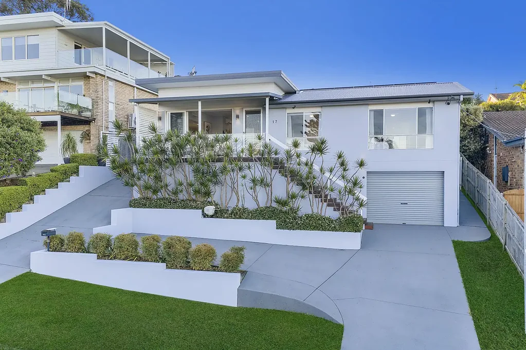 Wamberal 4chambre Coastal Views & Exceptional Family Living