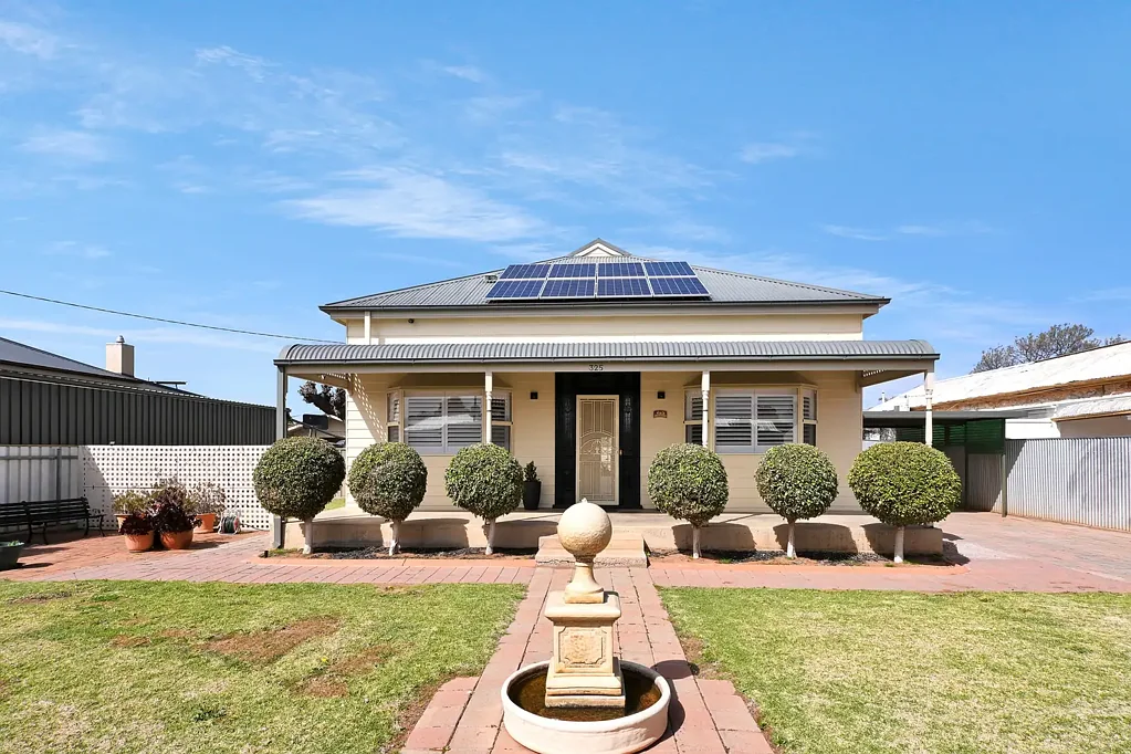 Broken Hill 4 Bedroom IMPRESSIVE FAMILY HOME