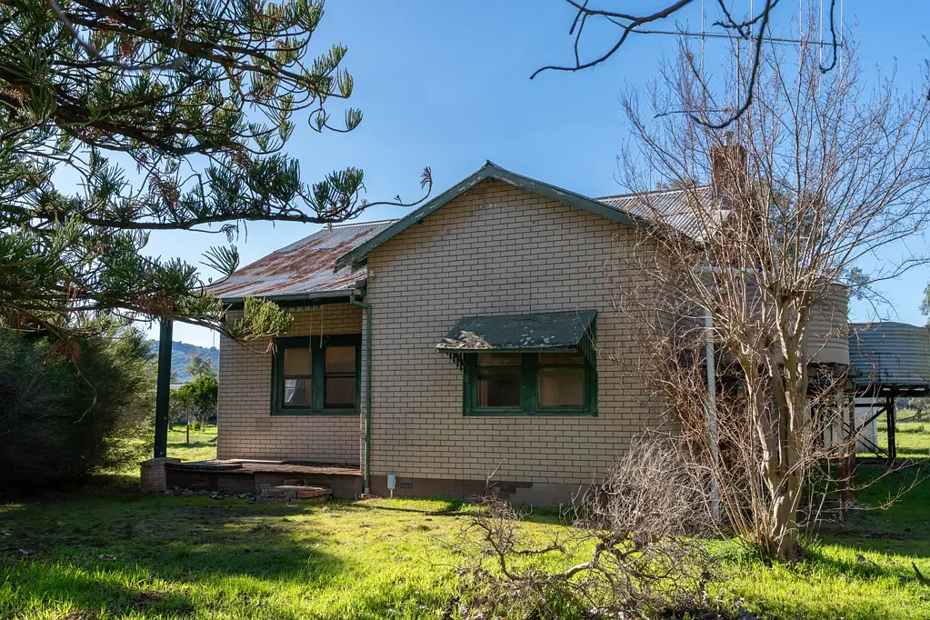 Euroa 2Kwarto NEW PRICE - MUST BE SOLD Sheds, Creek & Bore