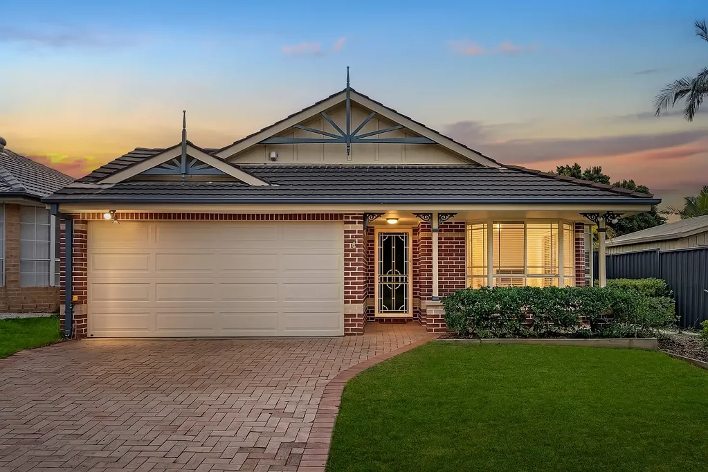 Stanhope Gardens 3 Slaapkamer Renovated, Ready to Move In and Perfectly Positioned - Contact Agent for Private Viewing