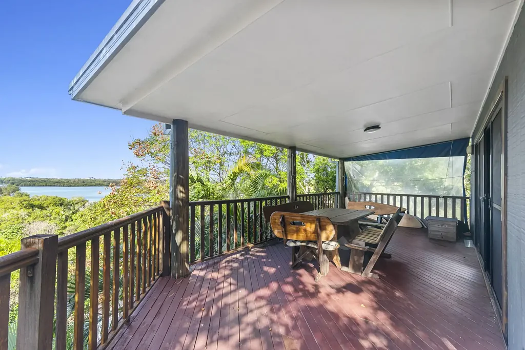 Banora Point 4房  Elevated Treehouse Living with Stunning River Views - Inspection by appointment!