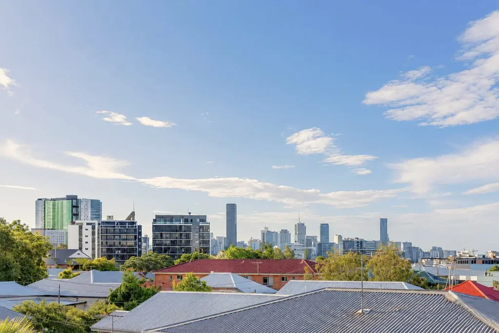Greenslopes 5房 坚固砖砌结构 罕见独角兽布局 多代同堂灵活设计 城市景观视野 南部核心地段 便捷交通连接 Inner City 5br Home or Income Generating Asset with Huge Potential
