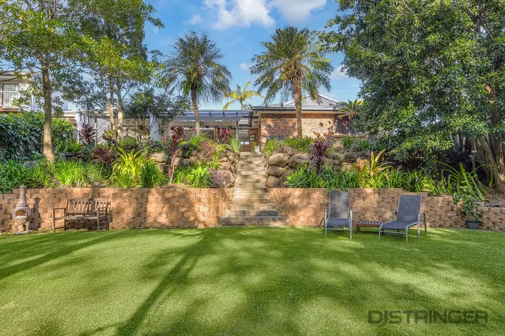 Banora Point 4 Bedroom SPACIOUS FAMILY HOME – with rainforest serenity
