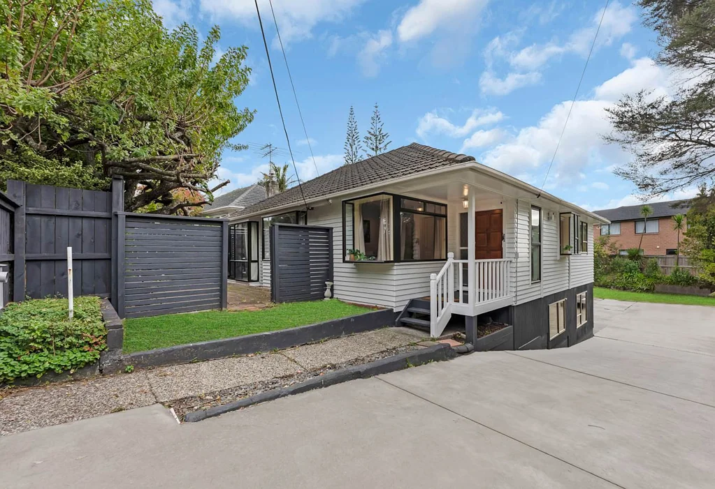 New Lynn 4ਬੈੱਡਰੂਮ Off to Melbourne, Left You a 1089sqm lifestyle Gem