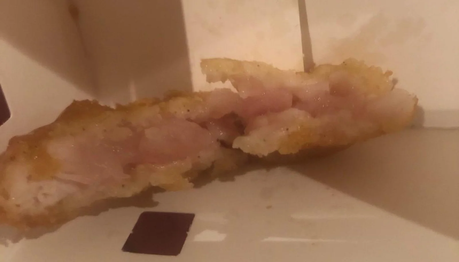 要命!男子在奥克兰麦当劳吃出生肉,咬了一半脸都绿了