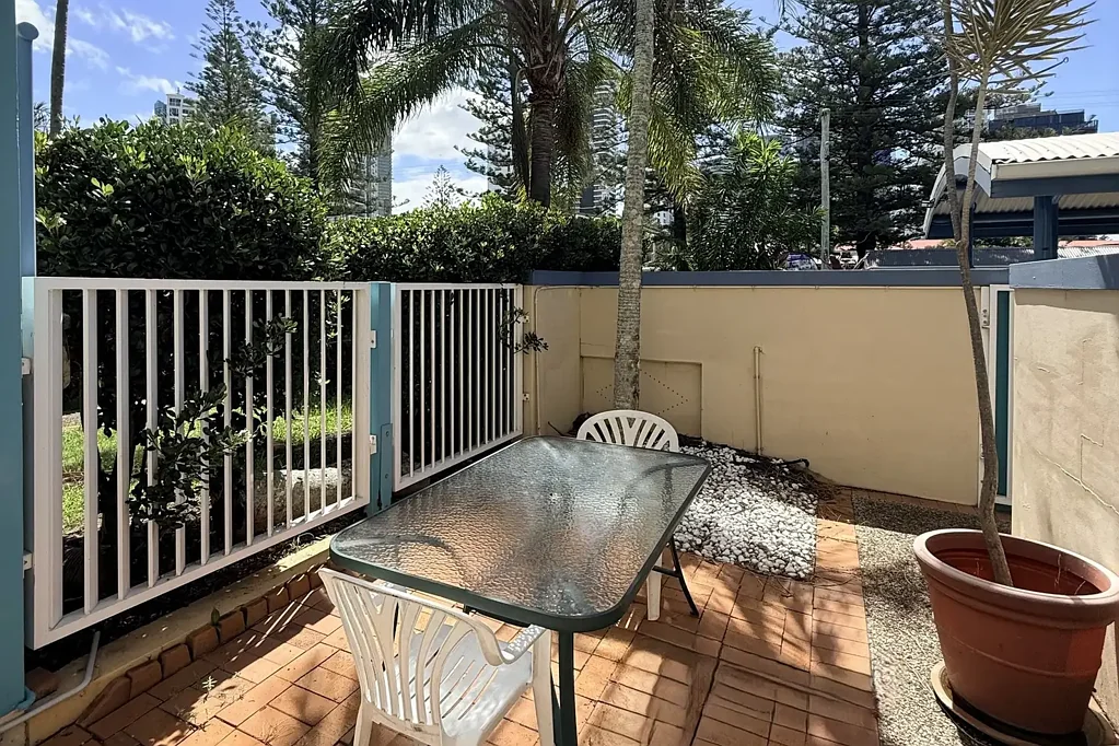 Mermaid Beach 1部屋 Garden Apartment with Fenced Courtyard | 150m from the Beach