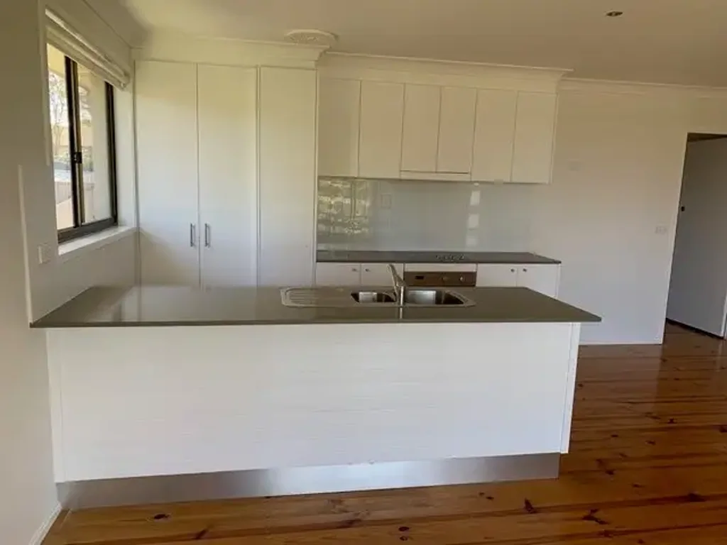Spacious Upstairs Unit Close to Garden Bay