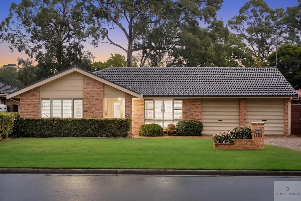 Ingleburn 3房 精心翻新砖砌住宅 宽敞629㎡地块 卓越室内外空间 盐氯游泳池 多个生活区 精美翻新厨房 高品质电器 四间宽敞卧室 主套房带浴室 双遥控车库 便利生活配套 Immaculate home on a 629sqm block