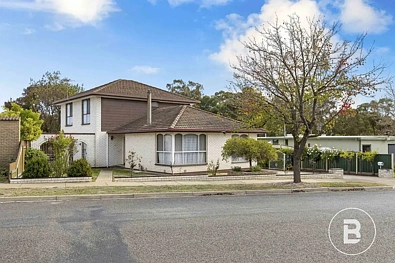 Stawell 5 Slaapkamer Spacious Family Living with Poolside Entertaining in Prime Location