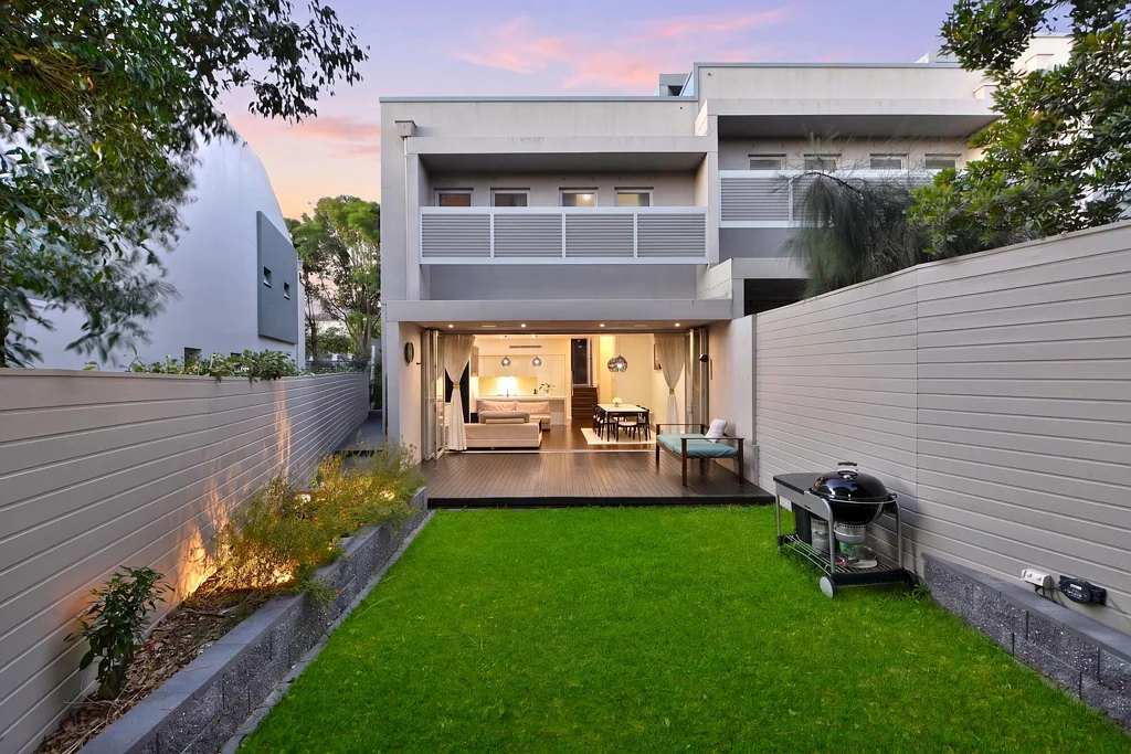 Randwick 5غرفة نوم Contemporary Family Residence with Movie Cinema & Private Street Entry on the Cusp of Coogee
