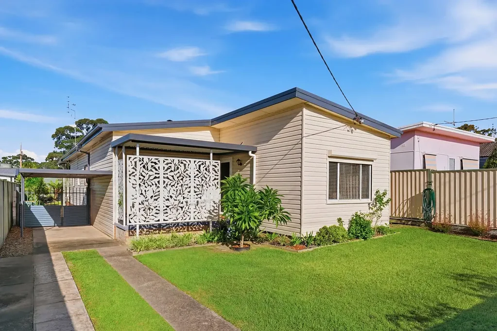 Woy Woy 4房  COTTAGE STYLE FAMILY HOME IN QUIET LOCATION - FLAT BLOCK OF LAND WITH ENTERTAINING AREA - MOVE IN READY