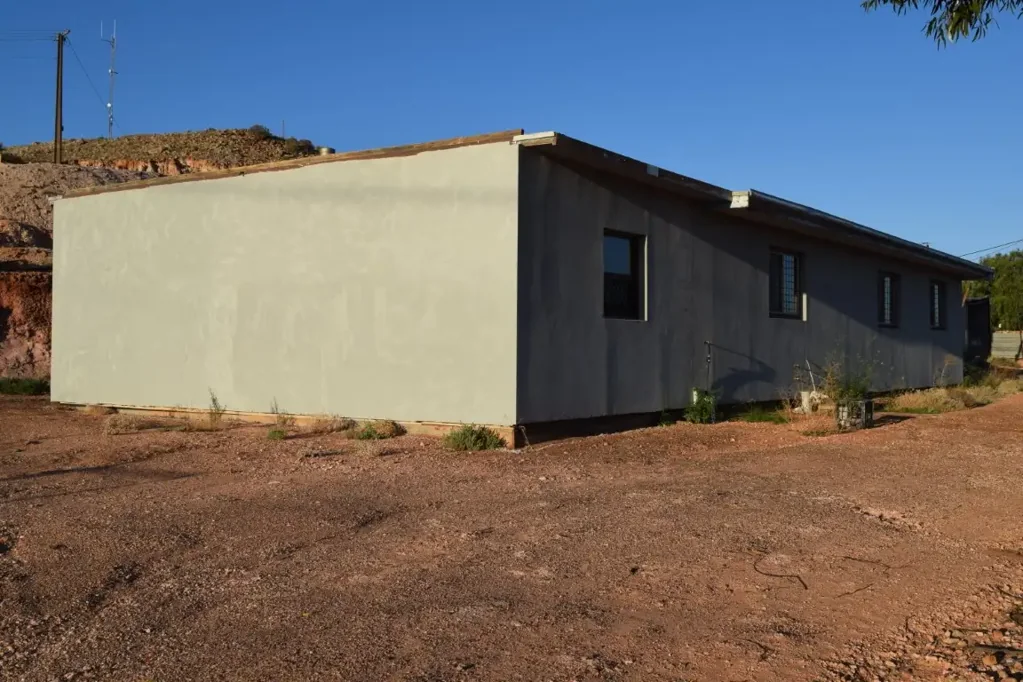 Coober Pedy 3ห้องนอน Freehold land with house in frame condition with external walls and roof completed plus shed and view