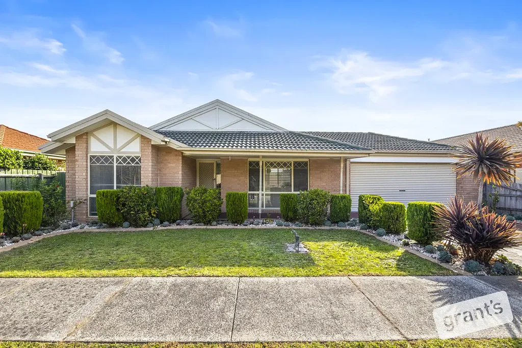 Narre Warren 4房 四卧宽敞家园 主卧带步入衣帽间 私人卫浴 厨房燃气灶 双车库 管道供暖 娱乐庭院 设施便捷 Spacious Family Living in a Prime Northside Location