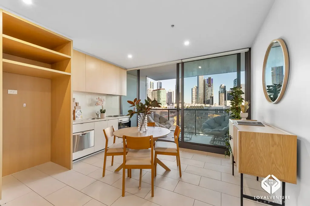 Melbourne 2ਬੈੱਡਰੂਮ ** Express of Interests by 5pm 20th Sept ** Riverside Elegance with Captivating Views